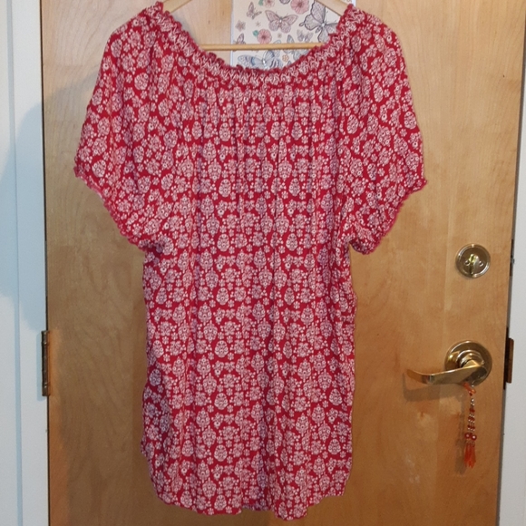 Red and white floral round neck tshirt 💜$12 - Picture 2 of 4